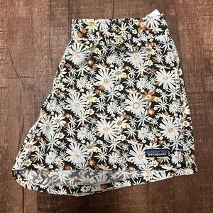 Patagonia Women’s Floral Performance Shorts – Daisy Print